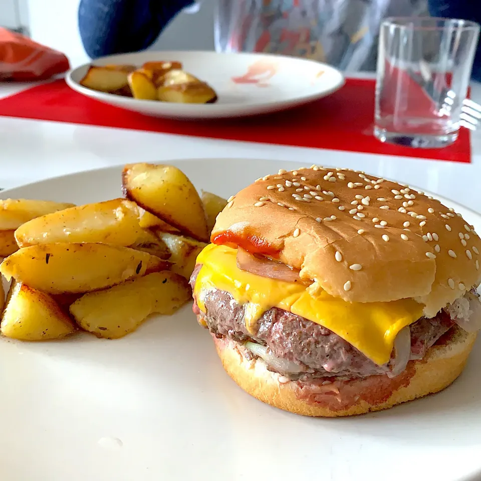 Snapdishの料理写真:Cheeseburger and potatoes|David Fofiさん