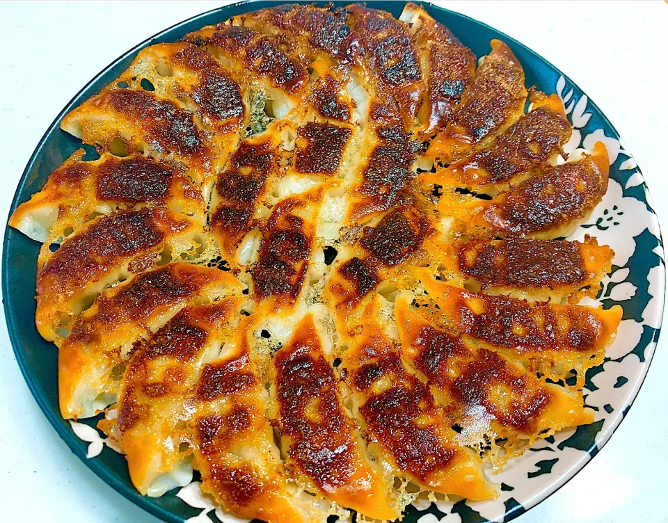 Snapdishの料理写真:パリッパリな焼き餃子|ひろりんさん