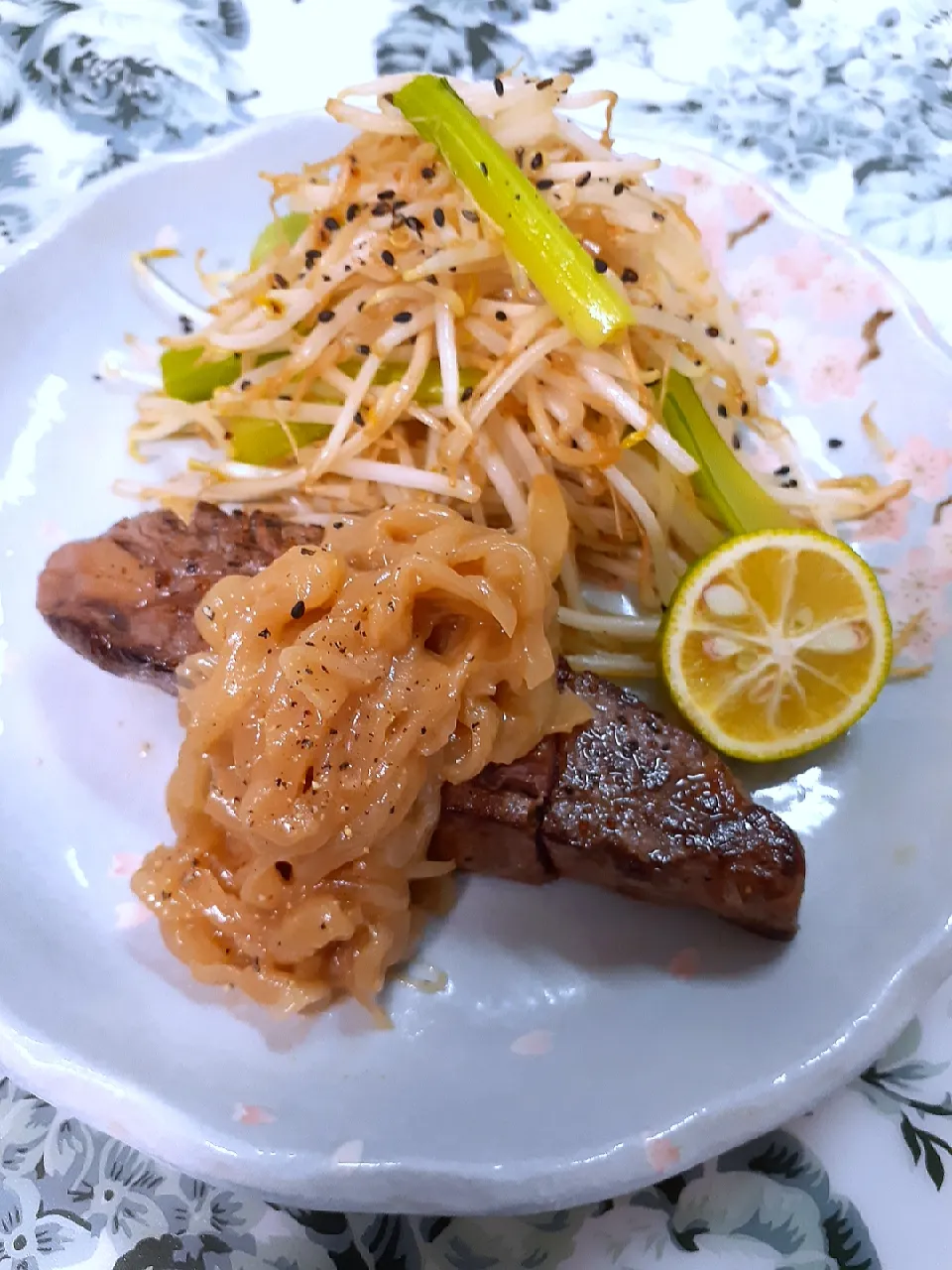 Snapdishの料理写真:💙なつ6017💙の料理 新玉葱の塩ジャム➡️➡️🔷北海道産牛ヒレ🥩ステーキ🔷|@きなこさん