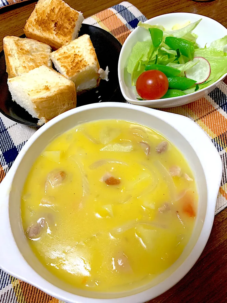 子供達には、クリームシチューとサラダ🥗、HARE/PANの、パン🍞|美也子さん