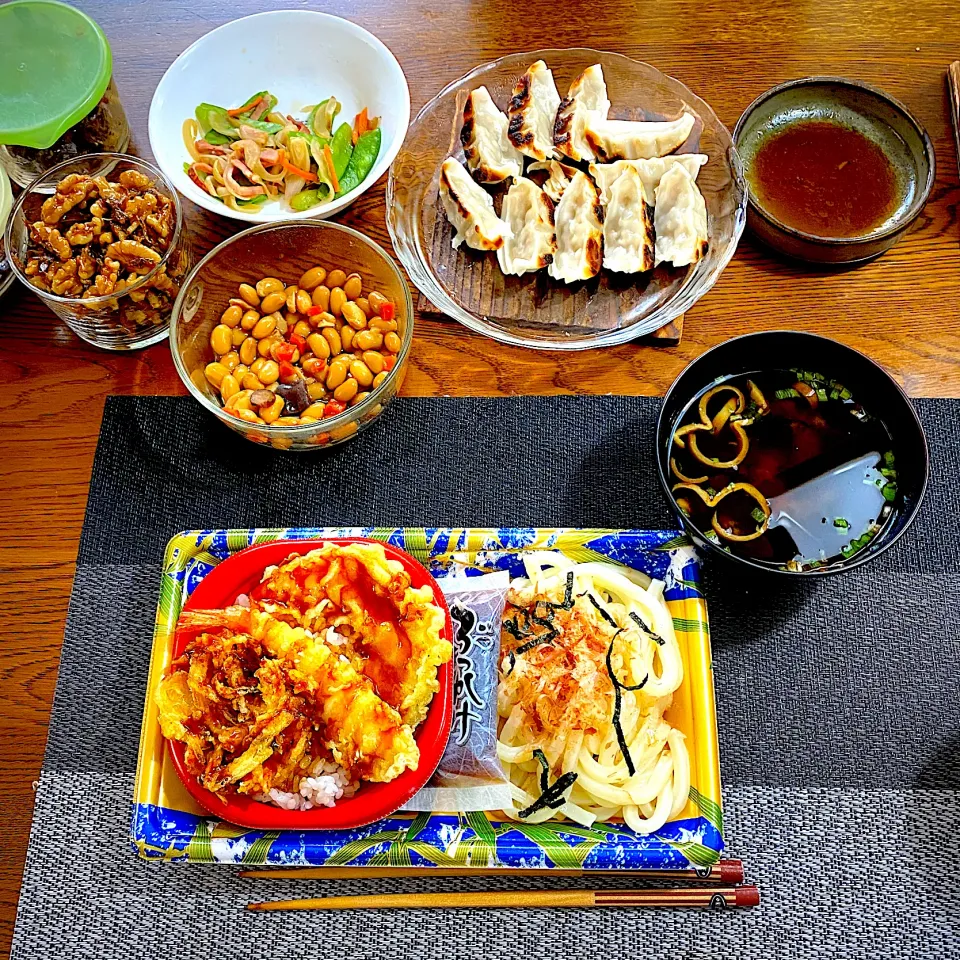 Snapdishの料理写真:ぶっかけうどんと天丼のお弁当、インスタント味噌汁、残り物、常備菜|yakinasuさん