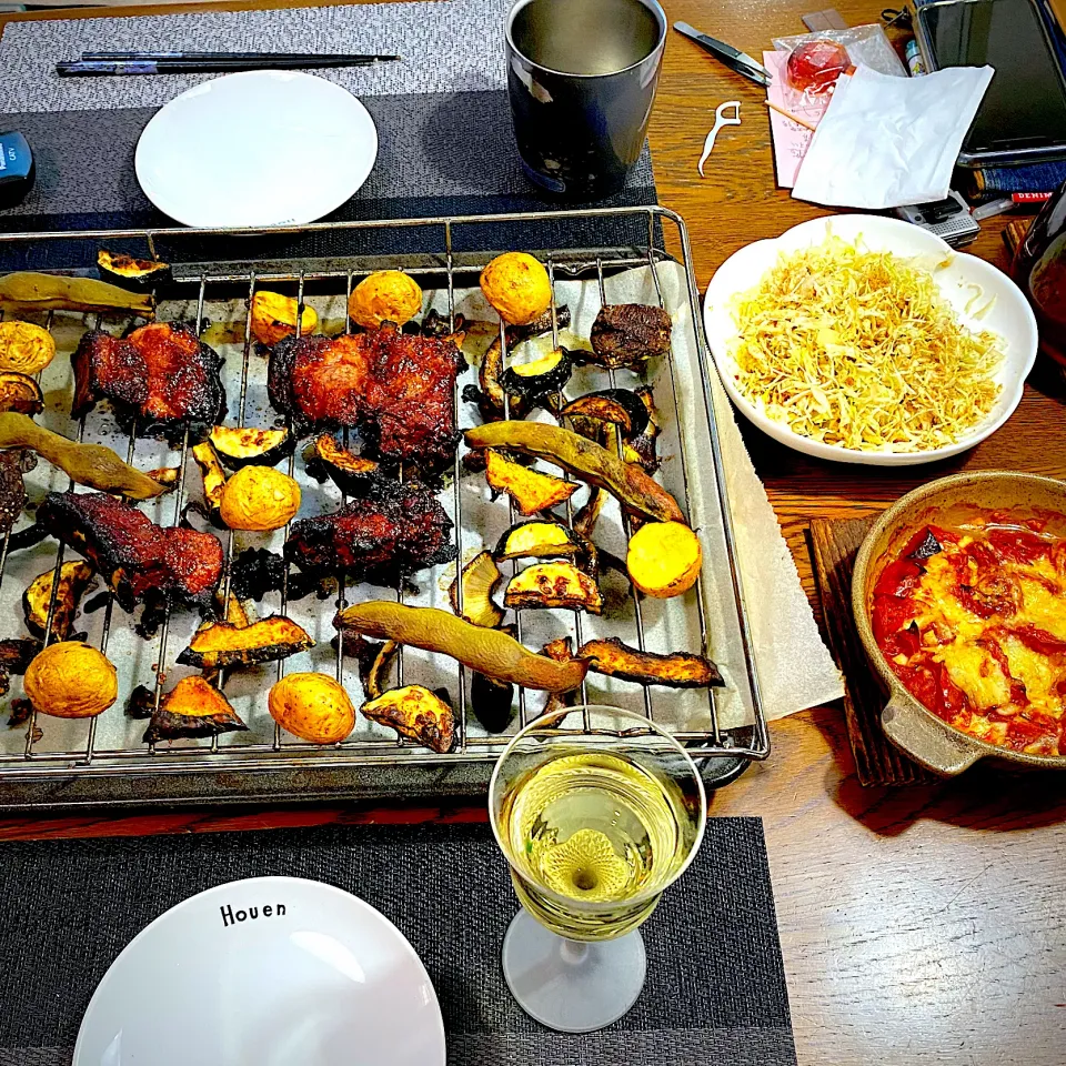 スペアリブ蜂蜜ケチャップ味と野菜のオーブン焼きキャベツごまドレッシング、焼きトマト|yakinasuさん