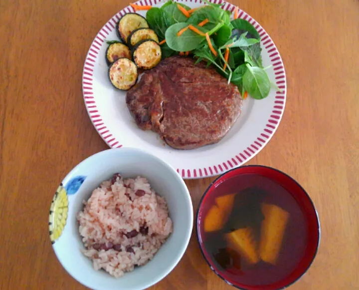 ５月１３日　ステーキ　サラダ　ズッキーニ　お赤飯　たけのことわかめのお吸い物|いもこ。さん