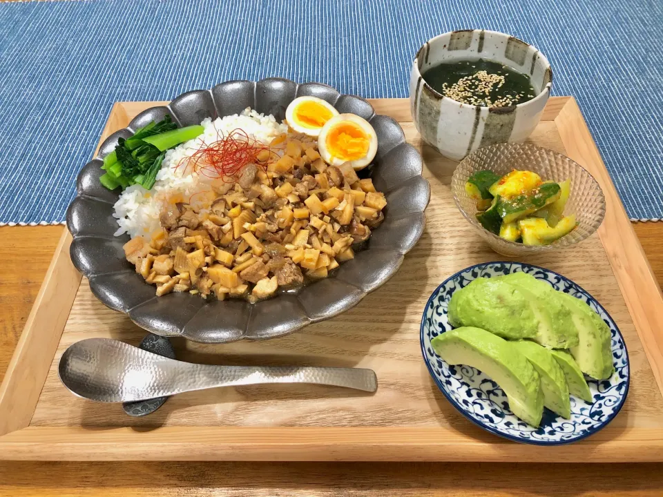 ルーローハン🐷ピリ辛たたききゅうり🥒わかめスープ🥄アボカド🥑|みなみさん