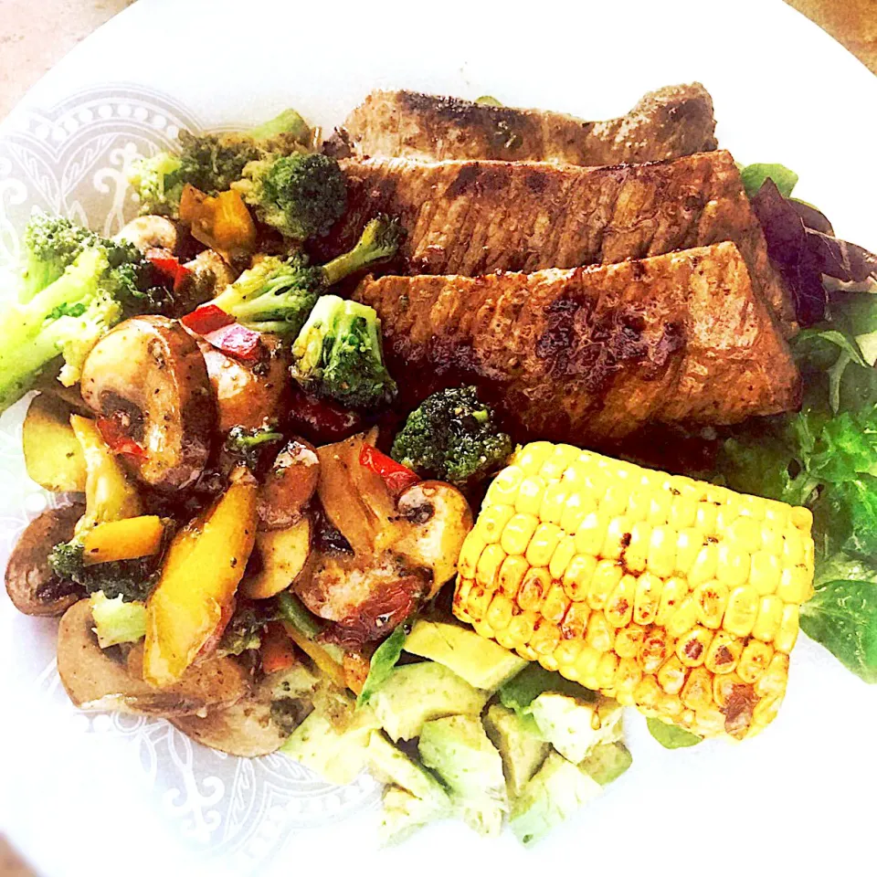 Pan-Grilled Flank Steak, Vegetable Stir Fry, Fresh Green Salad, Fresh Avocado, Garlic-Olive Oil Dressing, Spicy Buttered Roasted Corn|Lanaさん