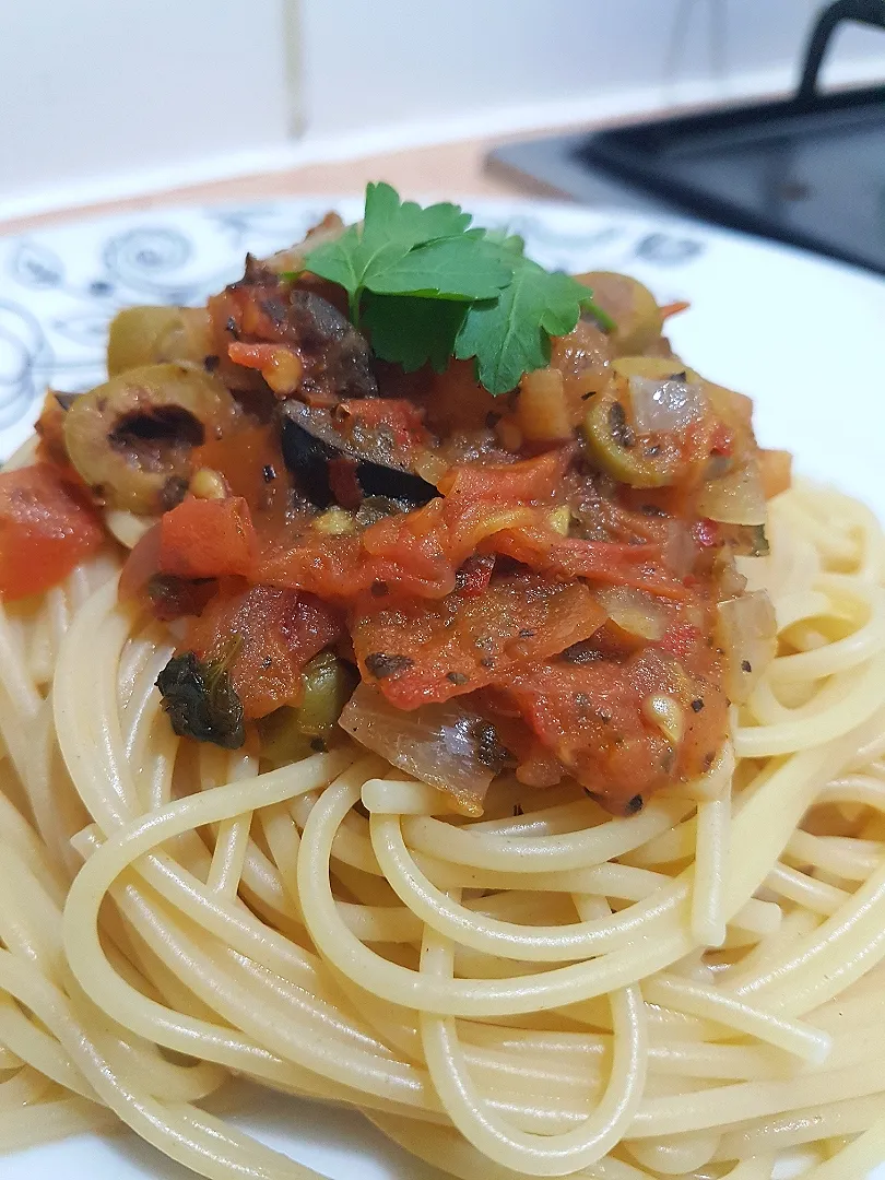 Snapdishの料理写真:Spaghetti with fresh tomato and olives 🍝🍅🍅🍅🍅|For the love of foodさん