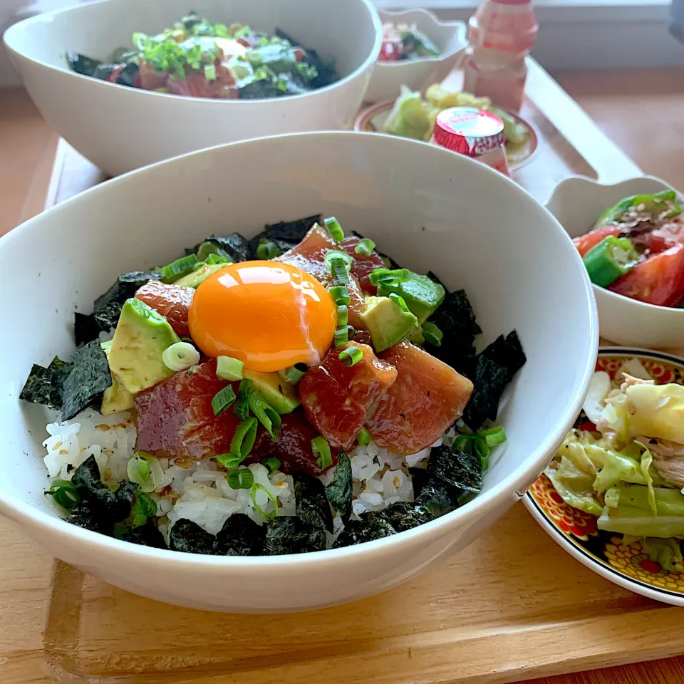 Snapdishの料理写真:アボカドマグロ丼|てんさん