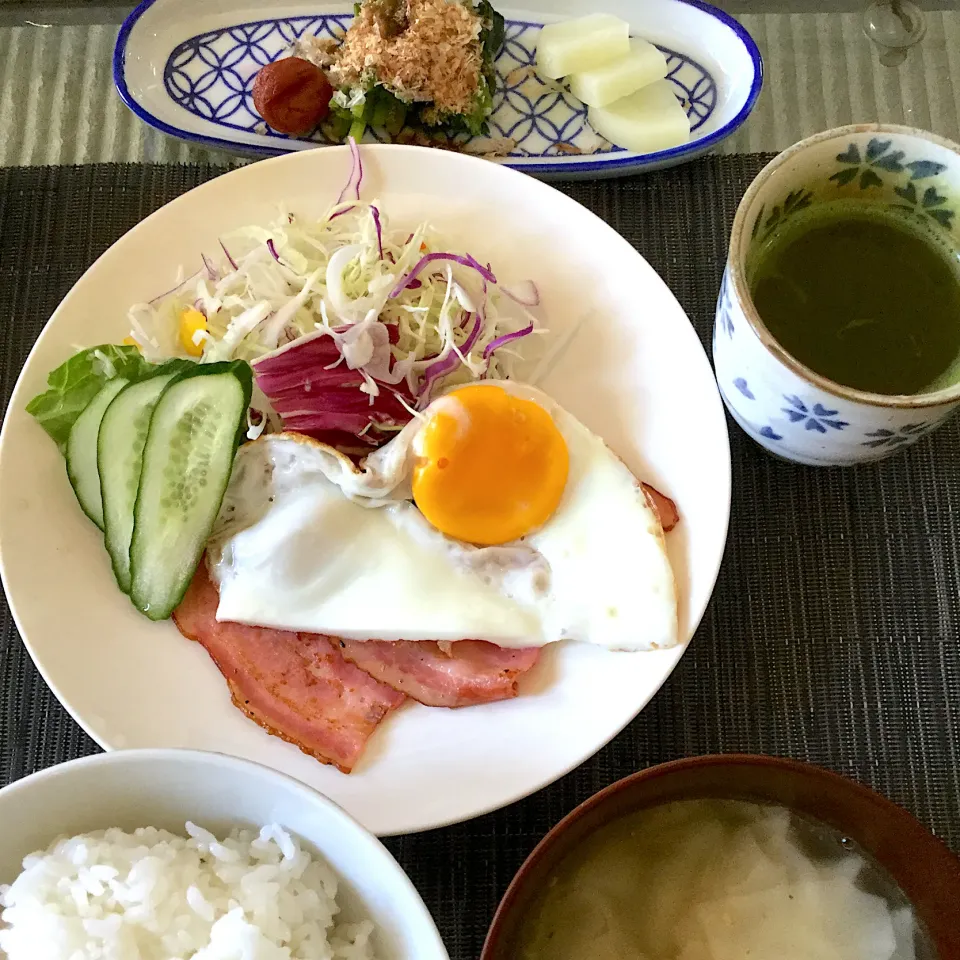 Snapdishの料理写真:2020年５月14日男前美容師の手作り朝ごはん　ハムベーコン🥓∠( `°∀°)／|Booパパさん