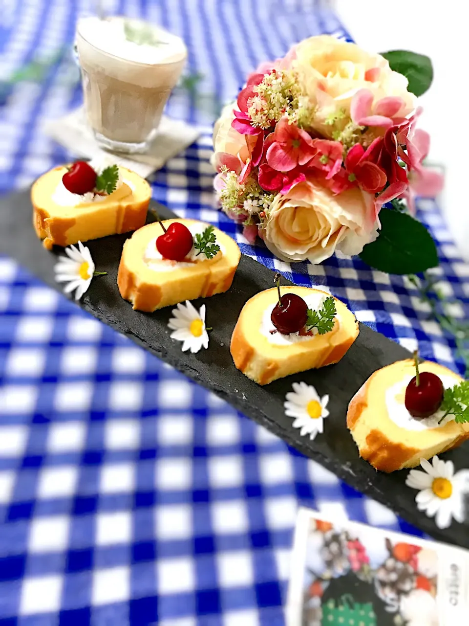 次男から母の日にもらったロールケーキ〜初さくらんぼ🍒添え〜|オーロラさん