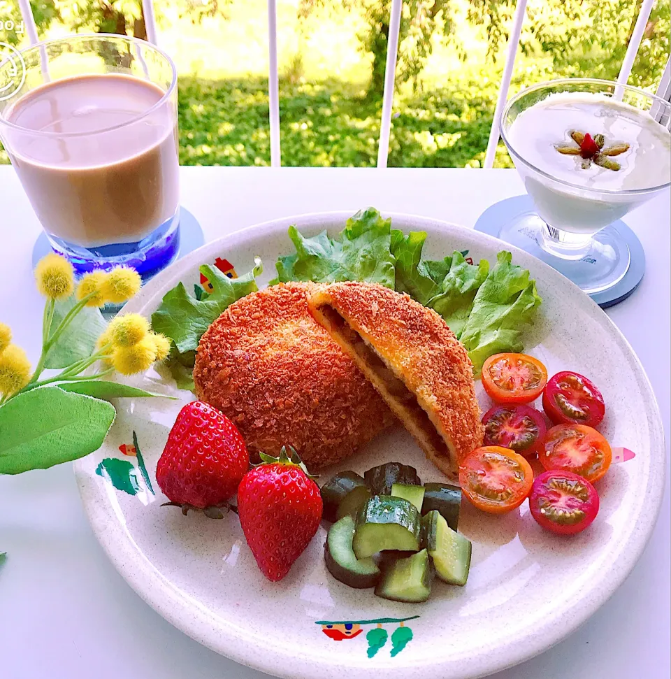 《揚げたてカレーパン》で朝ごパン|ちゃべさん