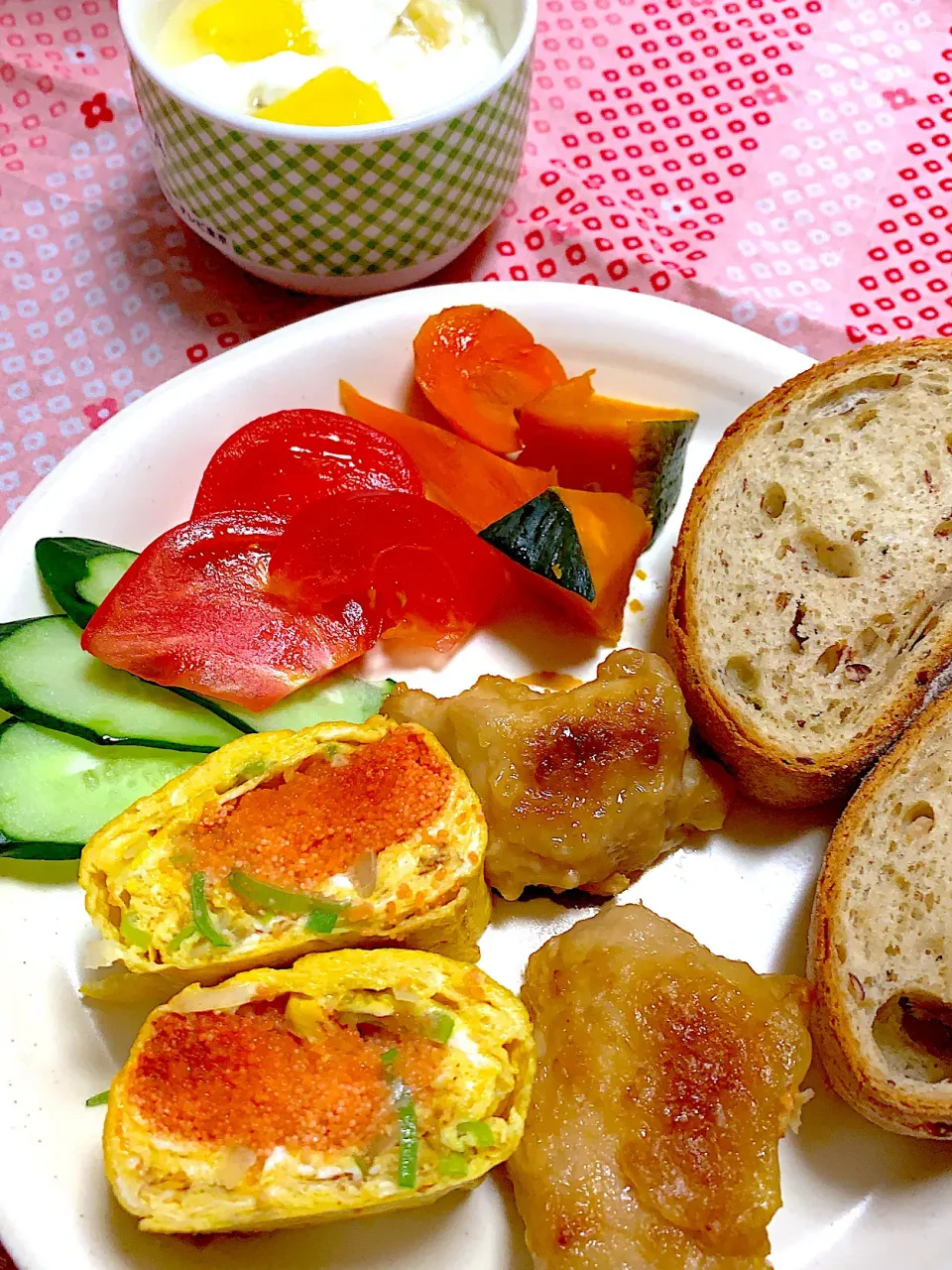 Snapdishの料理写真:今日の朝ごはん🥖明太卵焼きと鶏肉焼き上げ、パイン🍍とバナナ🍌のヨーグルト|ゆきりんさん