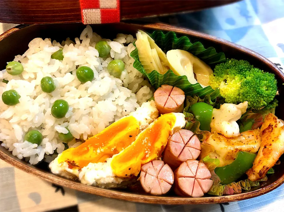 サラ弁　　　　　　　　　　　　　　　　　豆ご飯　筍煮物　海老のガーリックソテー　目玉焼き|じゅんさんさん