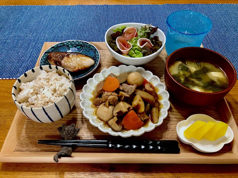 筑前煮🐥鰤🐟生ハムサラダ🌹味噌汁🦔もち麦ごはん🍚|みなみさん