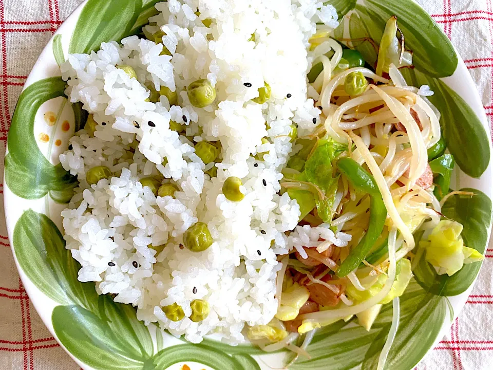 グリンピースご飯と野菜炒め|mikanさん