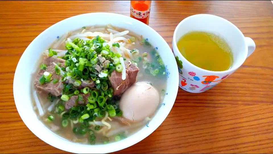 5/14インスタント麺でかんたん昼ごはん
豚骨醤油ラーメン🍜🍥|卯月さん