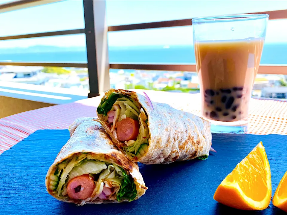 今日のREMO飯　海とブリトー🌯とタピオカミルクティー|ヒロさん