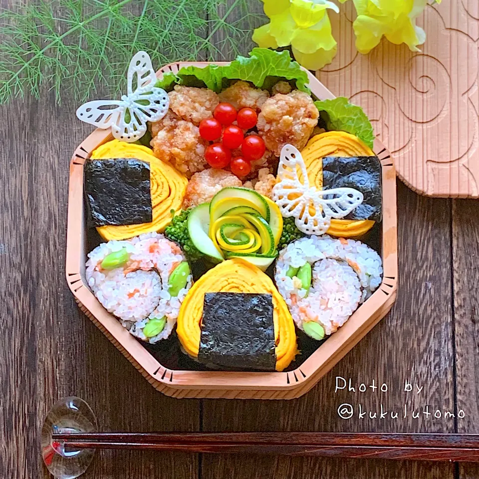 くるくる三角にぎり&唐揚げ弁当|kukulutomo ❁𓎪 ⡱𓎩‎𐩢𐩺𓎪 ⡱さん