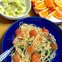 Snapdishの料理写真:#娘作#ほうれん草とベーコンとトマトの和風パスタ#息子作#フルーツ|mi♪さん