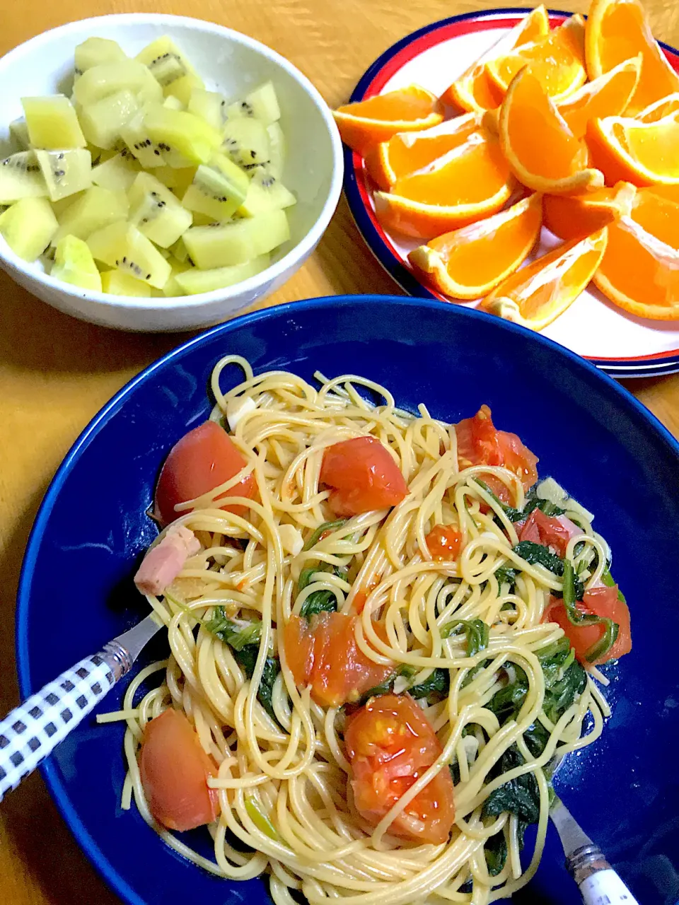 Snapdishの料理写真:#娘作#ほうれん草とベーコンとトマトの和風パスタ#息子作#フルーツ|mi♪さん