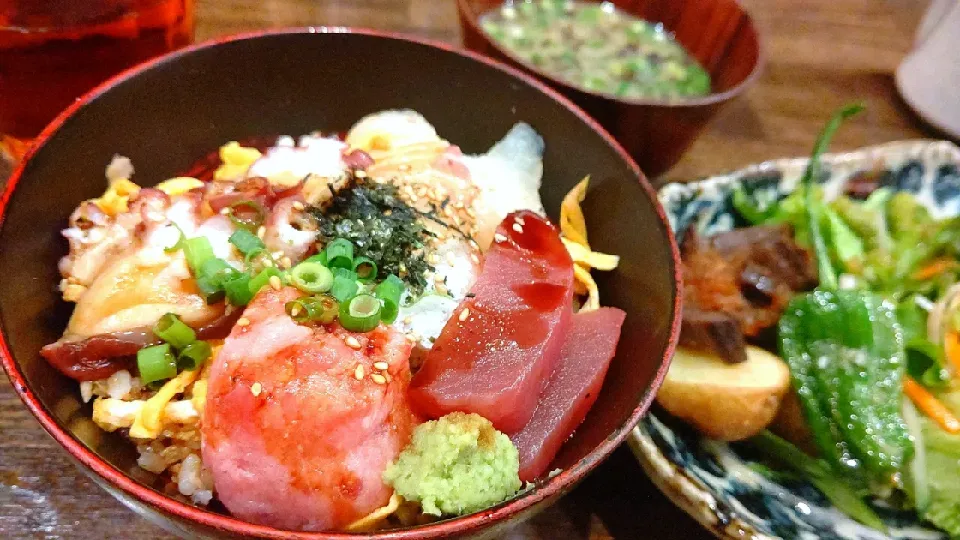 Snapdishの料理写真:賄い飯🍚海鮮丼|Gauche Suzukiさん