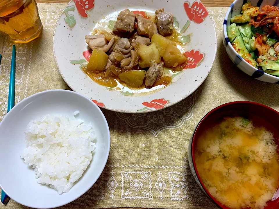 ご飯＊鶏肉とじゃがいもの照りに＊サラダ＊キムチきゅうり＊お味噌汁|maiさん