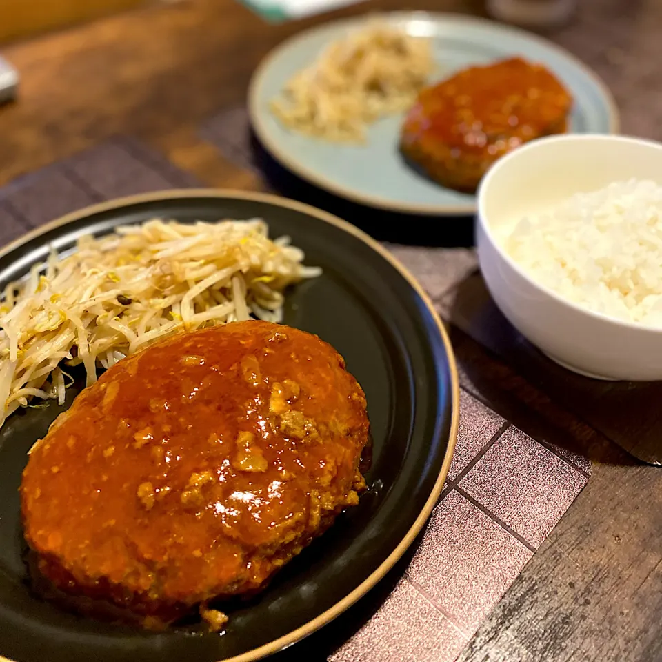 チーズインハンバーグ、もやしのソテー|なつこさん