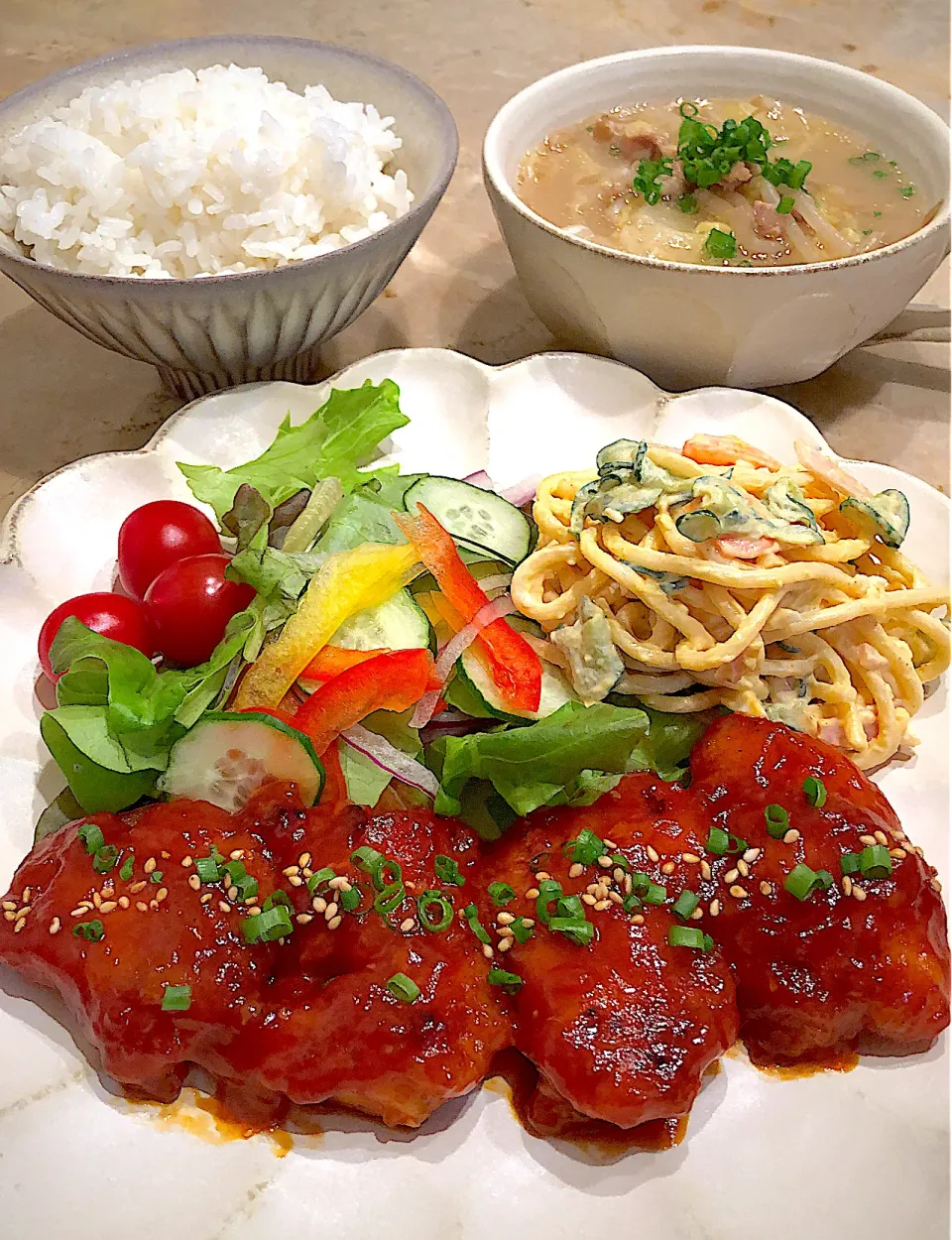 今日の夕飯は鶏モモ肉のソテーハニーケチャップソース絡め献立( •́ .̫ •̀ )スパサラと具沢山長崎ちゃんぽん風スープを添えて☺️✨|AXさん