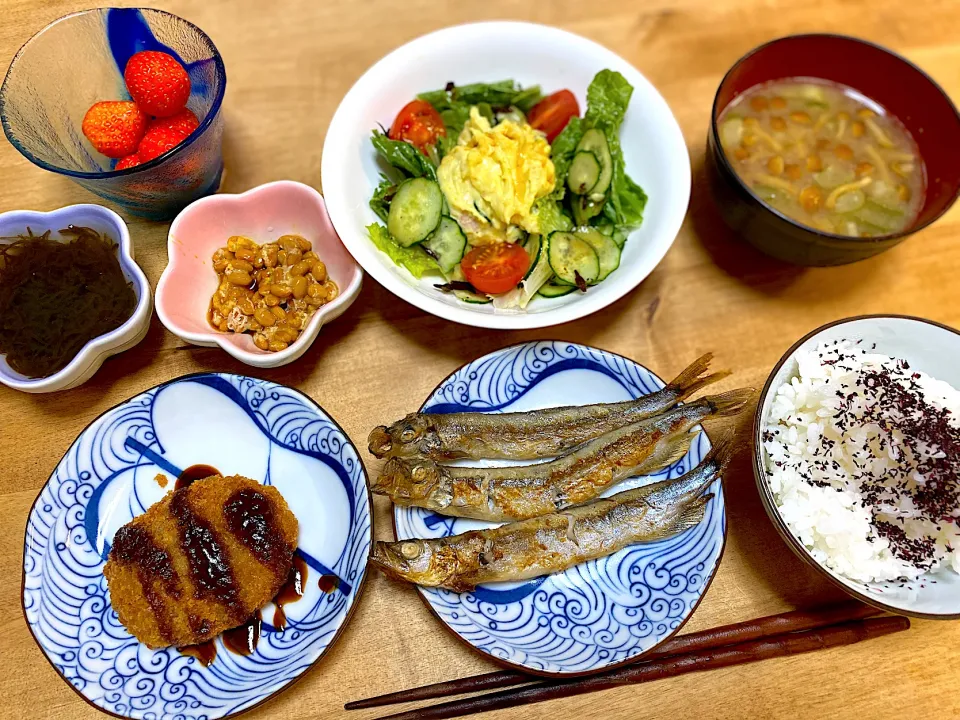 ししゃも＆コロッケご飯🍚|かおちゃんさん