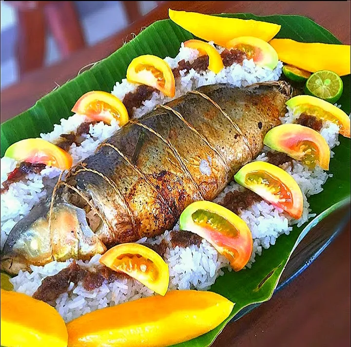 Fried Stuffed Milkfish in boodle fight platter|Joy Loniniaさん