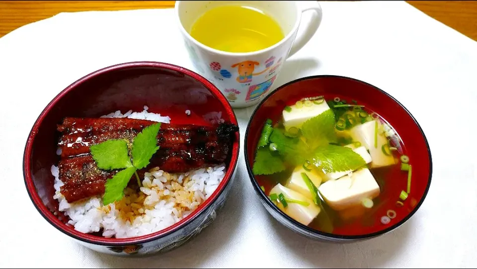 Snapdishの料理写真:5/14の夕食
鰻丼と豆腐と三つ葉のお吸い物|卯月さん