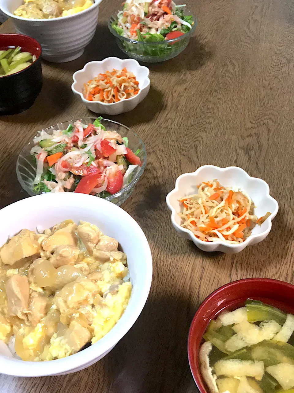 #親子丼
 #ピクルス入ツナトマトサラダ
 #切干大根きんぴら
 #油揚げと菜葉の味噌汁|𝕜𝕪𝟙𝟘𝟚𝟘𝟙𝟠さん