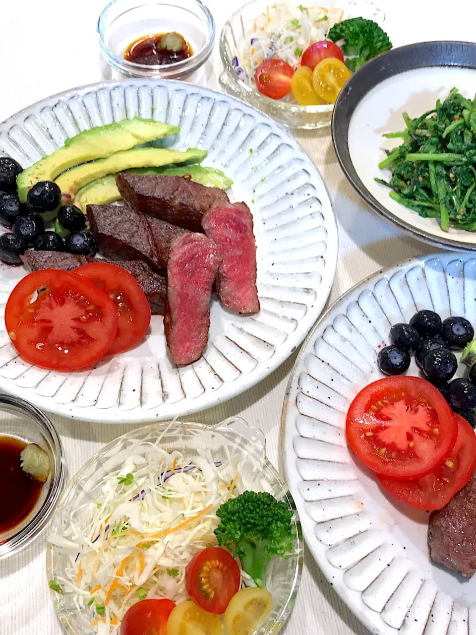 Snapdishの料理写真:わさび醤油でいただくミスジステーキ、春菊のごま和え、プチサラダ🥗|yukinnkoさん