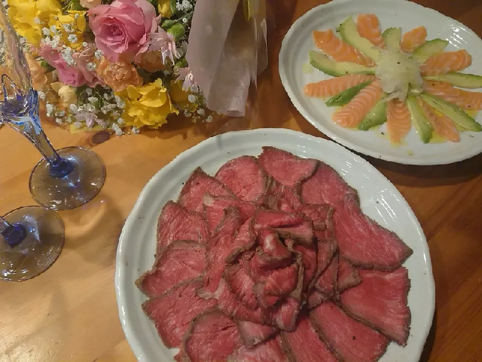 ローストビーフ
サーモンとアボカドのカルパッチョ|SHIORI・K☘️さん