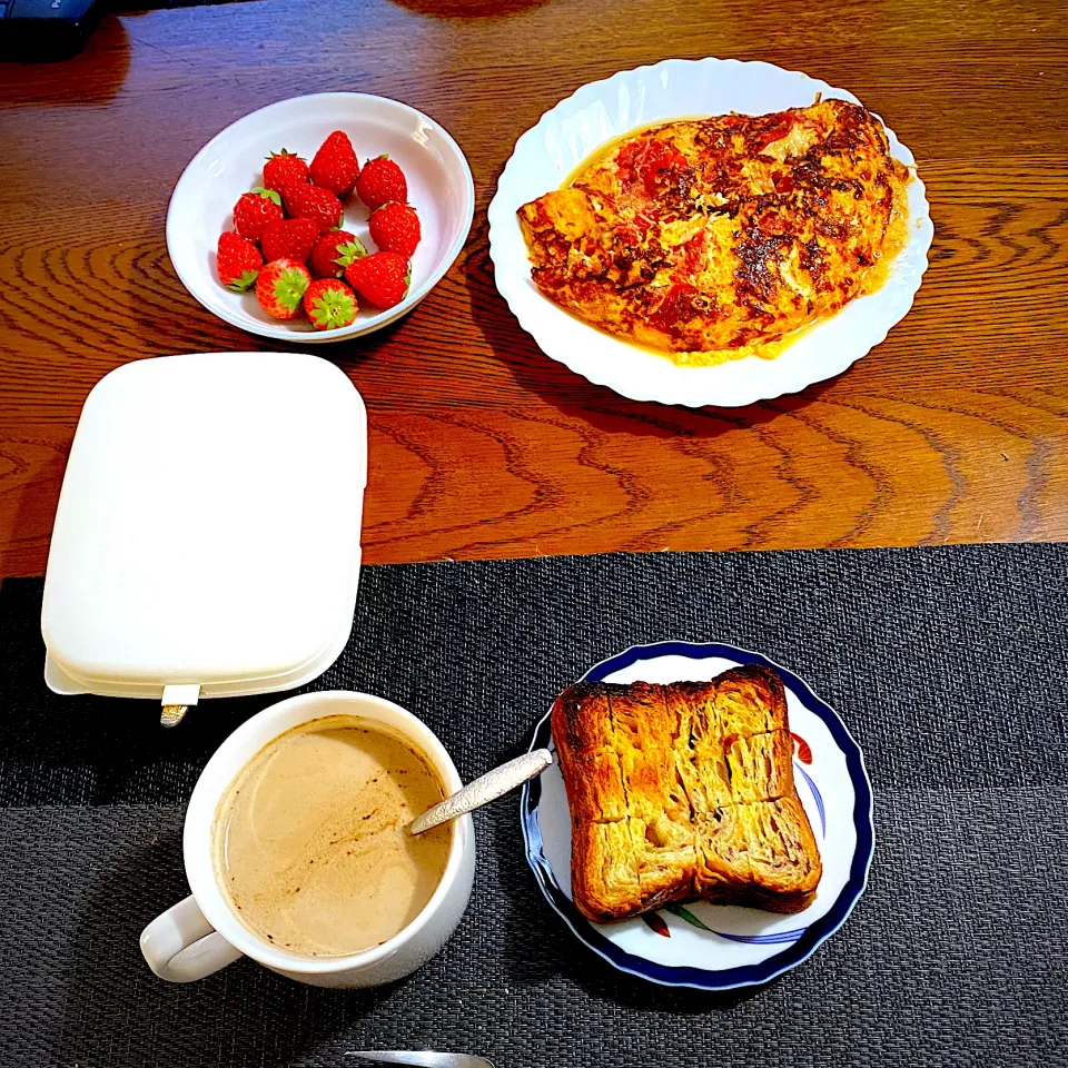 5月14日  朝ごはん デニッシュあん食パン、トマト入りオムレツ、苺、カフェオレ|yakinasuさん