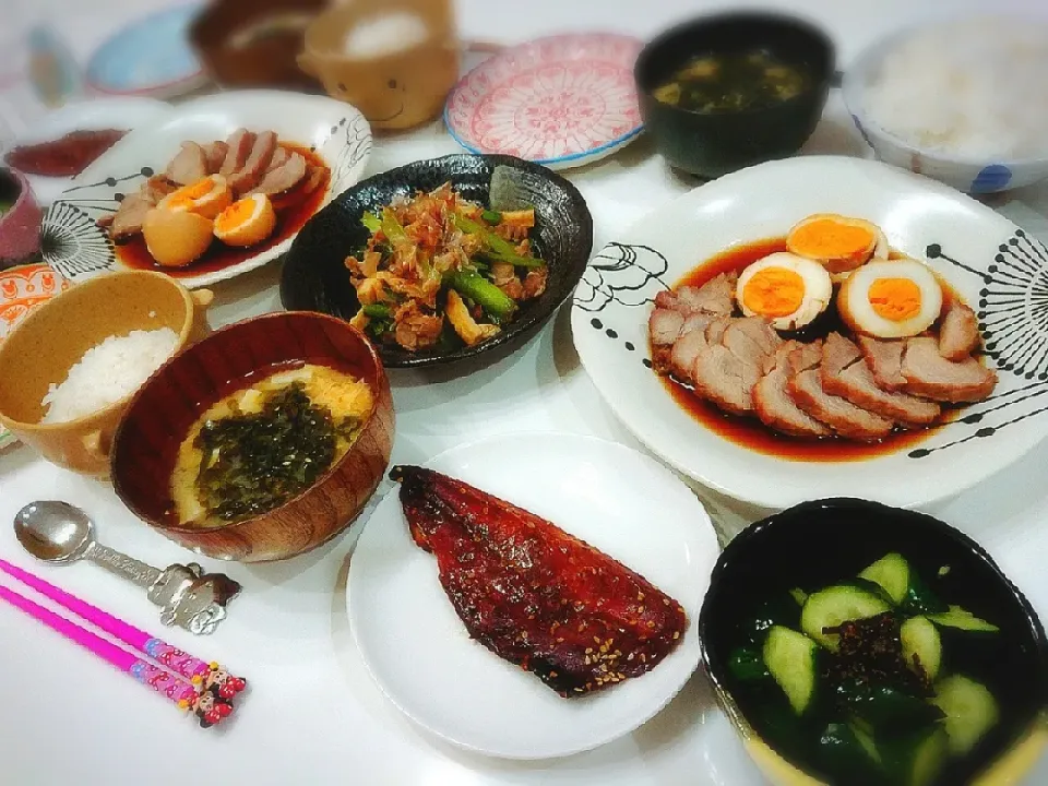 夕食(^ー^)
煮豚&卵煮
あじみりん焼き
小松菜と豚こまと油揚げ炒め
きゅうりの浅漬け
お味噌汁(しらす、豆腐、卵)|プリン☆さん