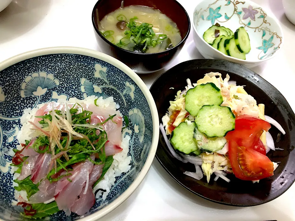 鯛といせきの海鮮丼、新玉ねぎとわかめのお味噌汁、きゅうり浅漬け、マカロニサラダ|まり＊さん