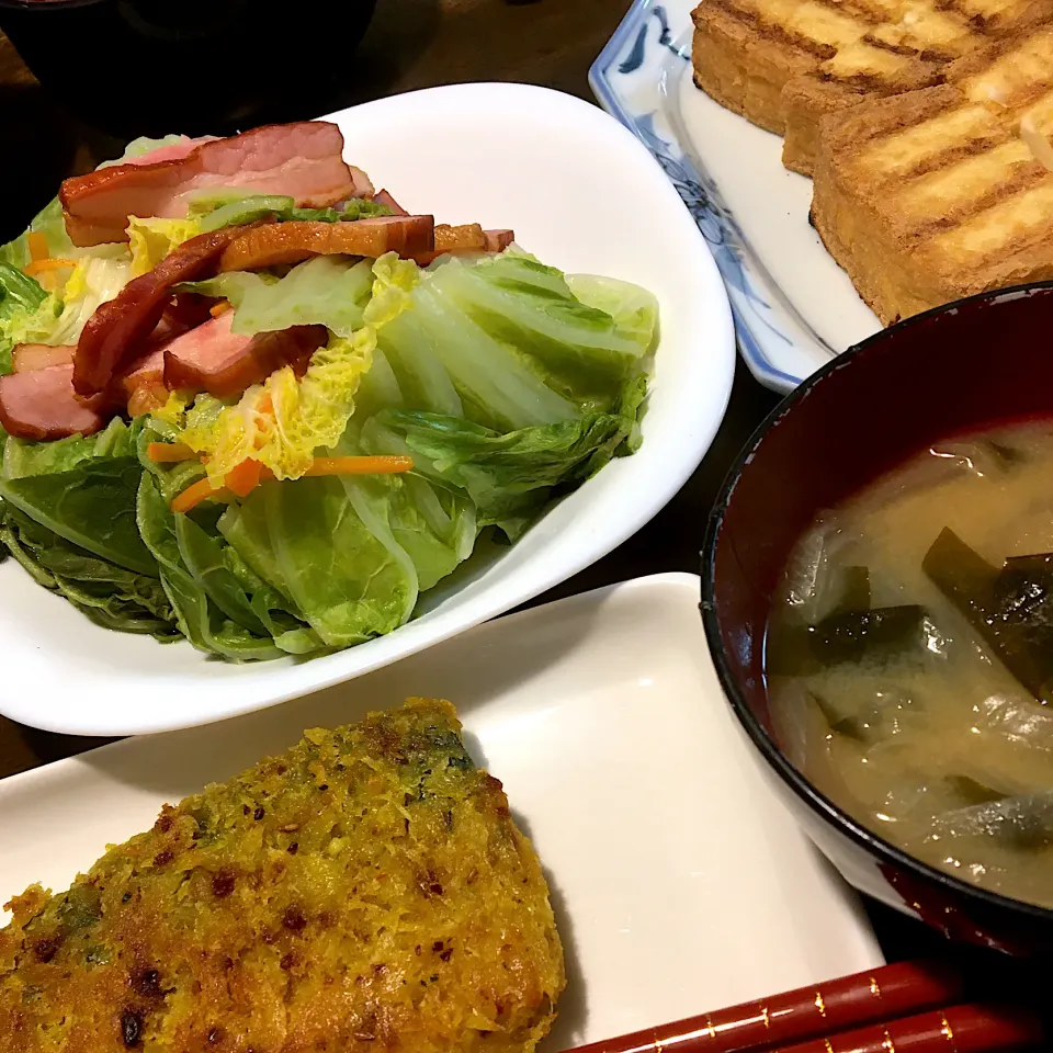 Snapdishの料理写真:さばのパン粉焼き、白菜ベーコン蒸し、厚揚げ焼き、玉ねぎワカメ味噌汁|ゆうこさん