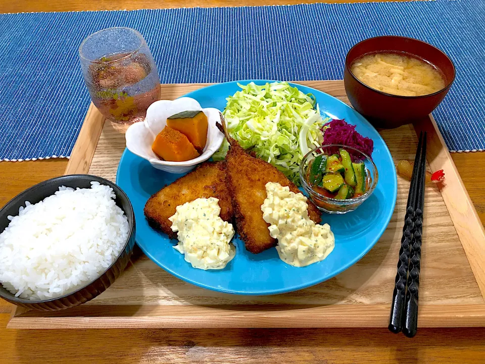 アジフライ🐟かぼちゃの煮物🎃ピリ辛たたききゅうり🥒ぶなぴーの味噌汁🍄|みなみさん