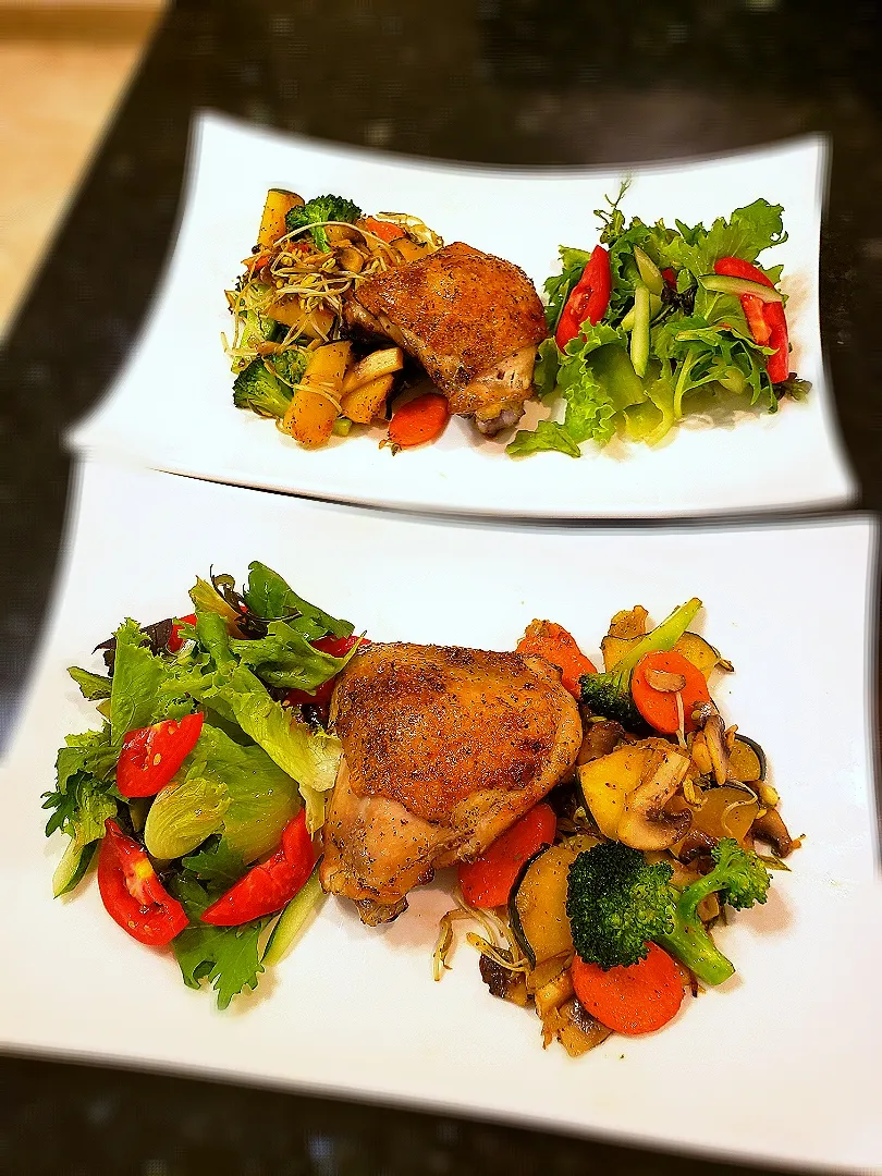 Snapdishの料理写真:Roasted Garlic Chicken with a Medley of Veg and Mixed Salad|Chanté Springerさん