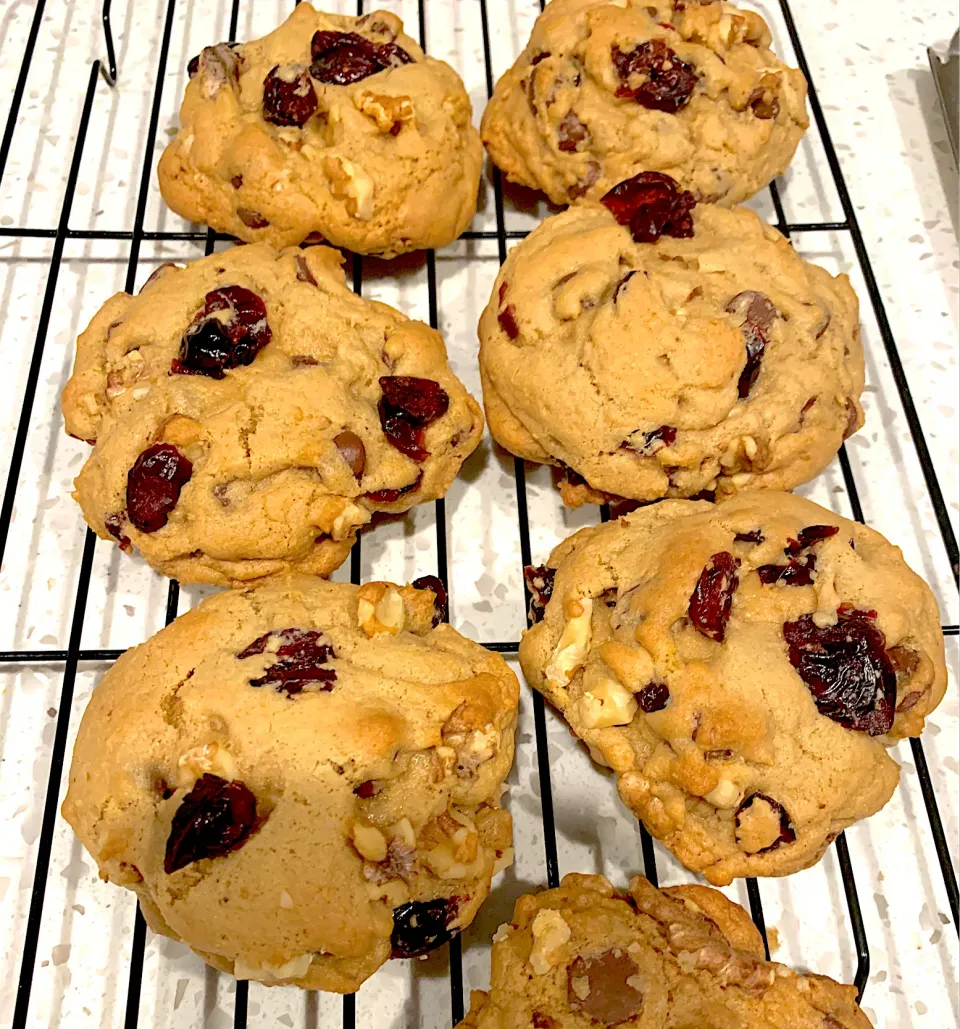 Snapdishの料理写真:Hmmmm cranberry walnut chocolate chips cookies🍫🍪|🌺IAnneさん