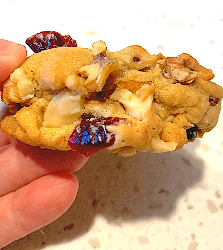 Snapdishの料理写真:Thick and Chunky cranberry walnut cookies|🌺IAnneさん