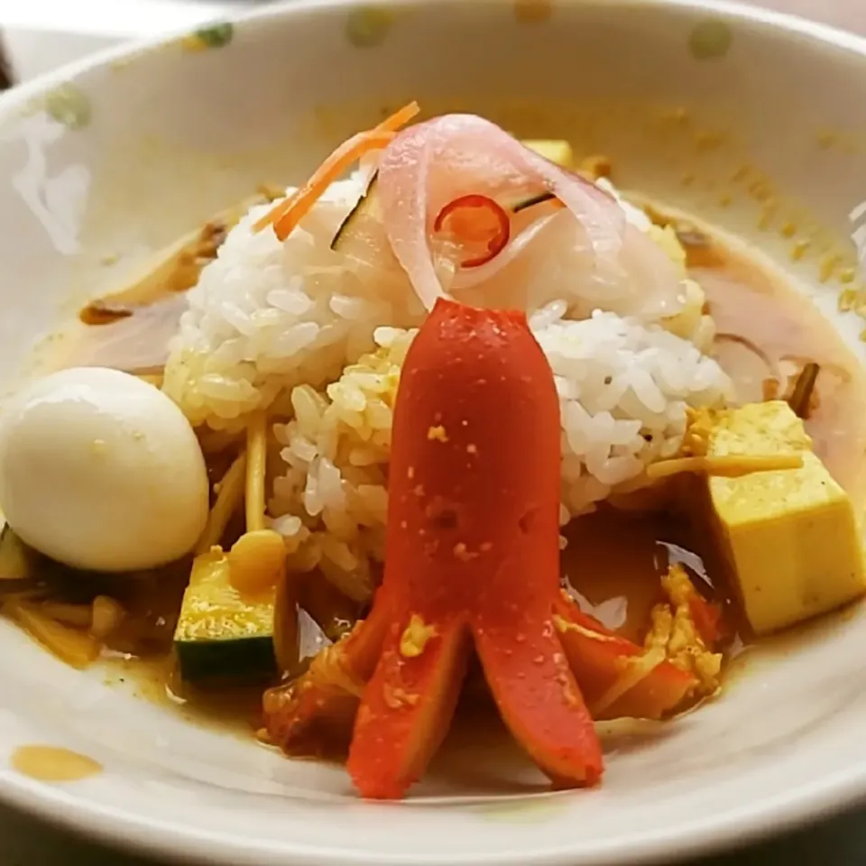 Snapdishの料理写真:味噌汁具材の鶏キーマカレーinタコさんウインナー🐙(ズッキーニ、豆腐、えのき茸)|ふじわらたくやさん