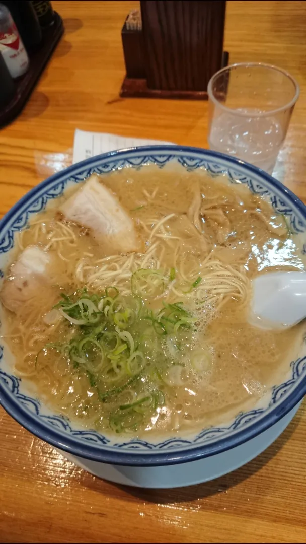 Snapdishの料理写真:福岡市天神「元祖赤のれん節ちゃんラーメン」の九州ラーメン|たかしさん