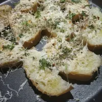 Snapdishの料理写真:Garlic Bread 😋😋|Manzさん