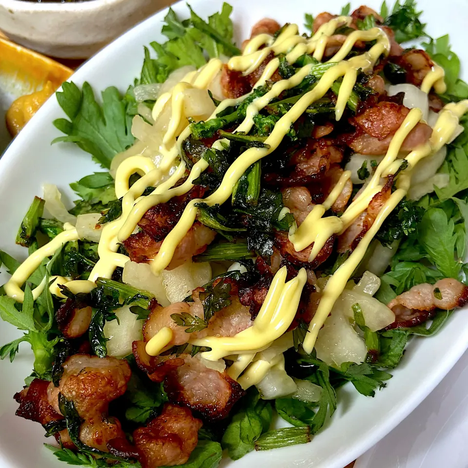 Snapdishの料理写真:純さんの料理 春菊とベーコンのサラダ🥗🥓|Makokoさん