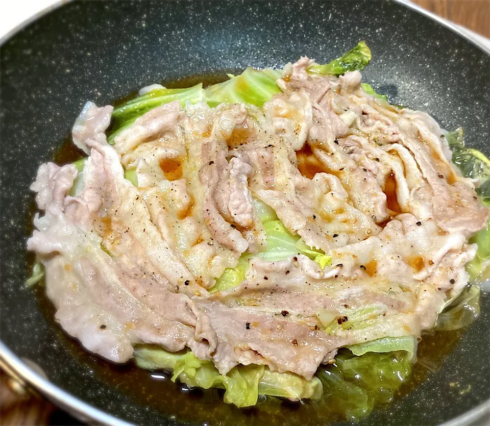 今夜は、春キャベツと豚バラのフライパン蒸しを頂きます😋👍🎉|ギムレットさん