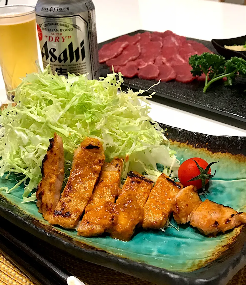 Snapdishの料理写真:高座豚の味噌焼き🐽と馬刺し➰🍻|ナムナムさん