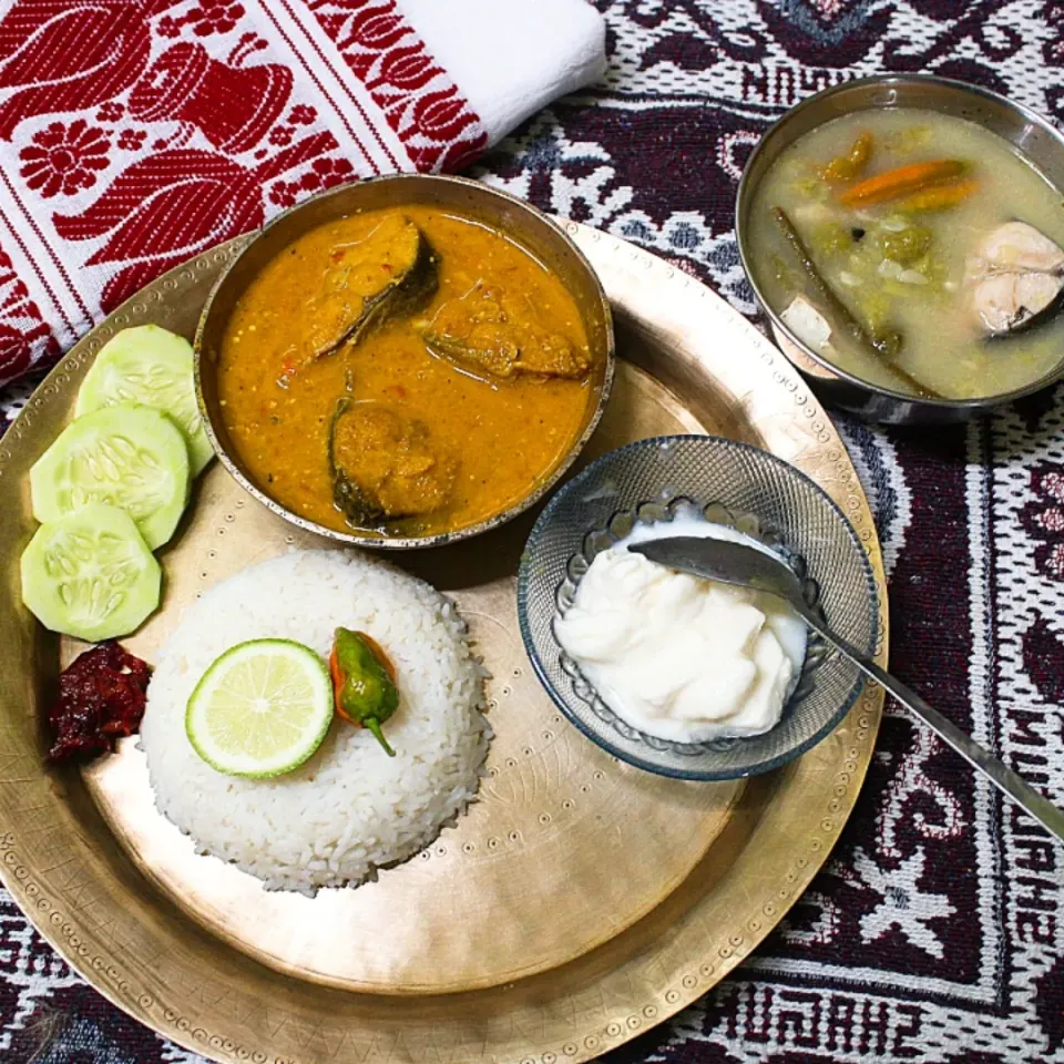 Assamese fish thali

*Fish made in a gravy of mustard seeds and tomatoes
*boiled fish with vegetables (mum's special)
*steamed rice
*curd
*cucumber salad

please follow me on Instagram @foodforthesoul1430|Pinakiさん