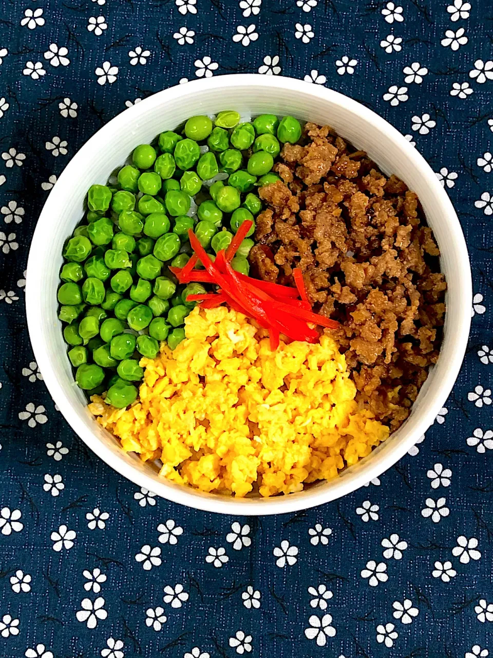 Snapdishの料理写真:実家で取れたえんどう豆で三色丼|sarada.makiさん