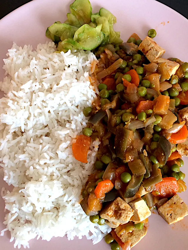 Veggies with tofu, rice and Korean-style cucumbers 🥒|MissYumYumさん